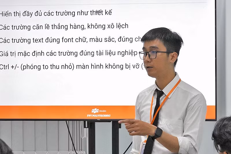 Thầy giáo gen Z Phan Văn Tính trong giờ giảng.