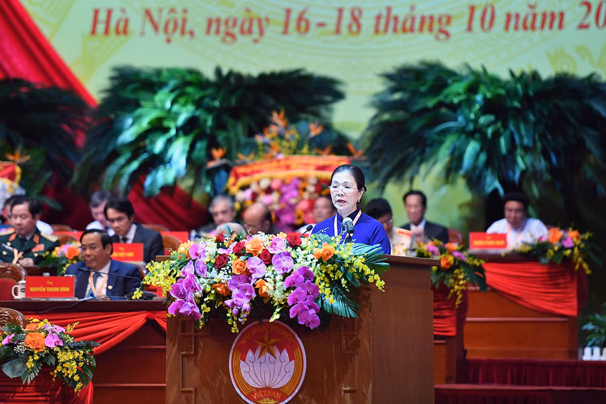 Phó Chủ tịch Ủy ban Trung ương Mặt trận Tổ quốc Việt Nam khóa IX Trương Thị Ngọc Ánh trình bày Tờ trình về số lượng, cơ cấu tham gia Ủy ban Trung ương Mặt trận Tổ quốc Việt Nam khóa X.