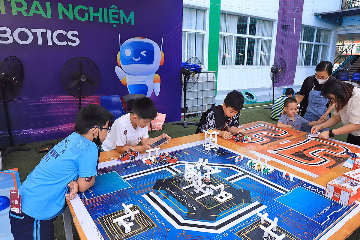 Không gian tranh tài của cuộc thi "Sáng tạo Robotics" trong khuôn khổ Ngày hội. Không gian tranh tài của cuộc thi "Sáng tạo Robotics" trong khuôn khổ Ngày hội.