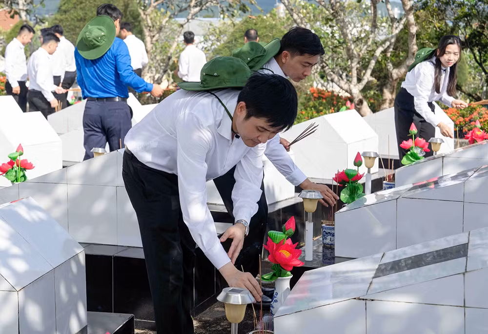 Các đại biểu dâng hương, hoa tại Nghĩa trang Liệt sĩ thành phố Phú Quốc.