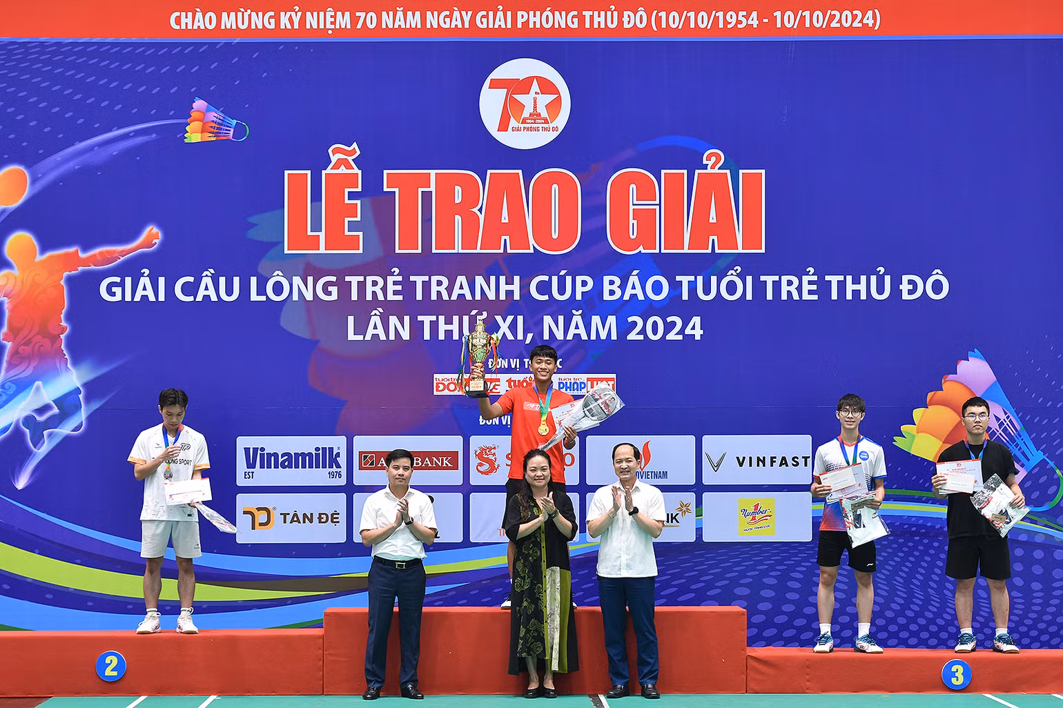Đại diện Ban tổ chức trao các giải ở nội dung đơn nam hệ nâng cao.