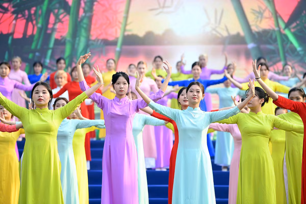 Màn đồng diễn "Vũ điệu áo dài" tại Ngày hội.