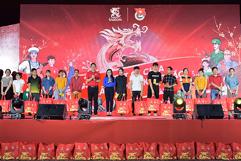 Đại diện Ban tổ chức chương trình trao quà tặng người lao động có hoàn cảnh khó khăn tại tỉnh Bình Dương.