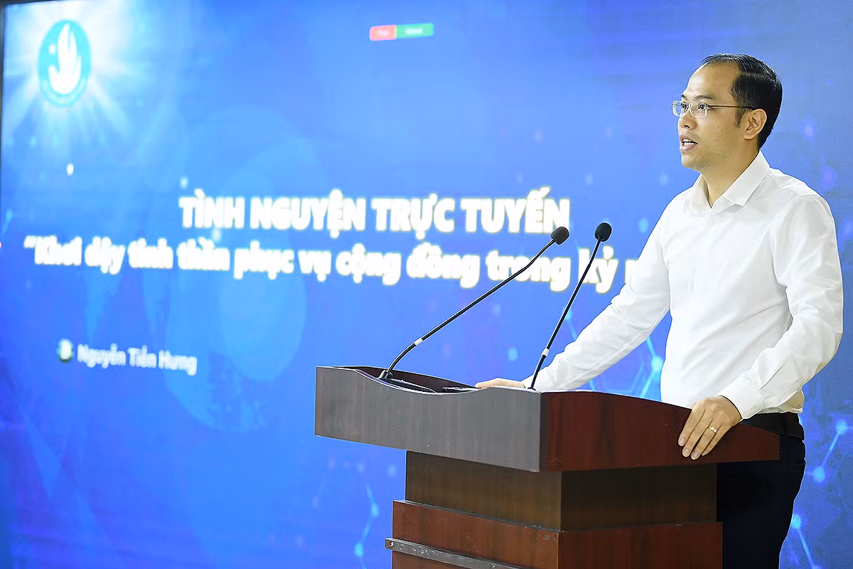 Phó Chủ tịch Hội Sinh viên Việt Nam, Chủ tịch Hội Sinh viên thành phố Hà Nội Nguyễn Tiến Hưng trình bày báo cáo chuyên đề về tình nguyện trực tuyến. Phó Chủ tịch Hội Sinh viên Việt Nam, Chủ tịch Hội Sinh viên thành phố Hà Nội Nguyễn Tiến Hưng trình bày báo cáo chuyên đề về tình nguyện trực tuyến.
