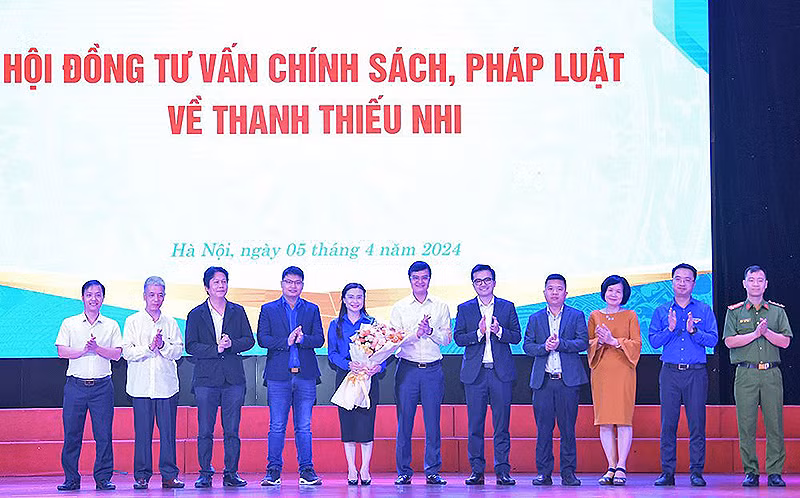 Đồng chí Bùi Quang Huy (thứ 6 từ phải sang) trao hoa tặng các thành viên Hội đồng.