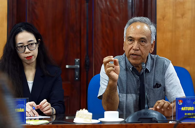 Ông Arturo Cambron giới thiệu về dự án "Xin chào đồng chí". Ông Arturo Cambron giới thiệu về dự án "Xin chào đồng chí".