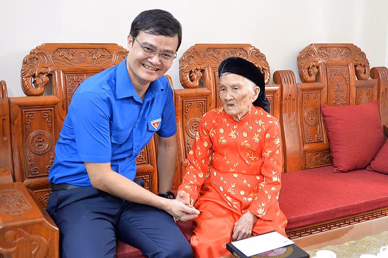 Đồng chí Bùi Quang Huy đến thăm hỏi, trao quà tặng Bà mẹ Việt Nam Anh hùng Nguyễn Thị Cong tại huyện Thủy Nguyên (thành phố Hải Phòng).