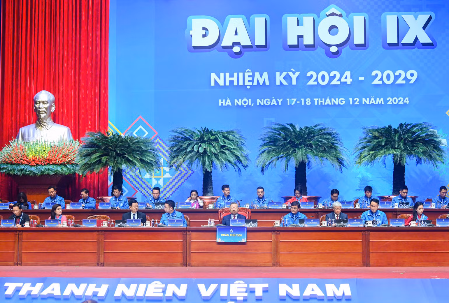 Đoàn Chủ tịch điều hành Đại hội.