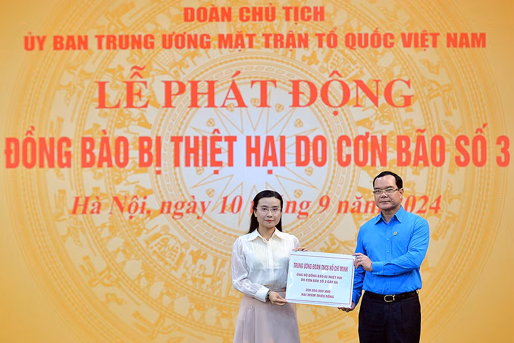 Đại diện lãnh đạo các bộ, ngành, đoàn thể trao kinh phí tượng trưng ủng hộ đồng bào chịu ảnh hưởng của bão số 3.