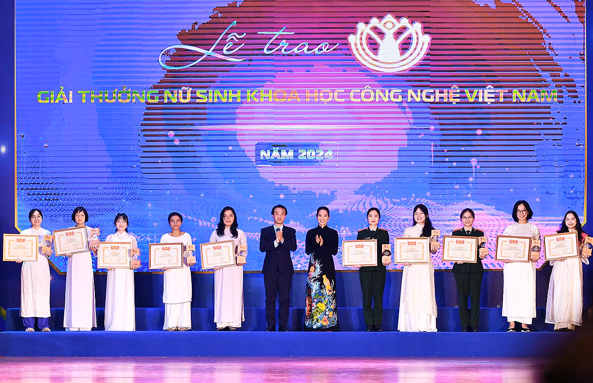 Các nữ sinh khoa học công nghệ tiêu biểu năm 2024 trên bục nhận danh hiệu. Các nữ sinh khoa học công nghệ tiêu biểu năm 2024 trên bục nhận danh hiệu.