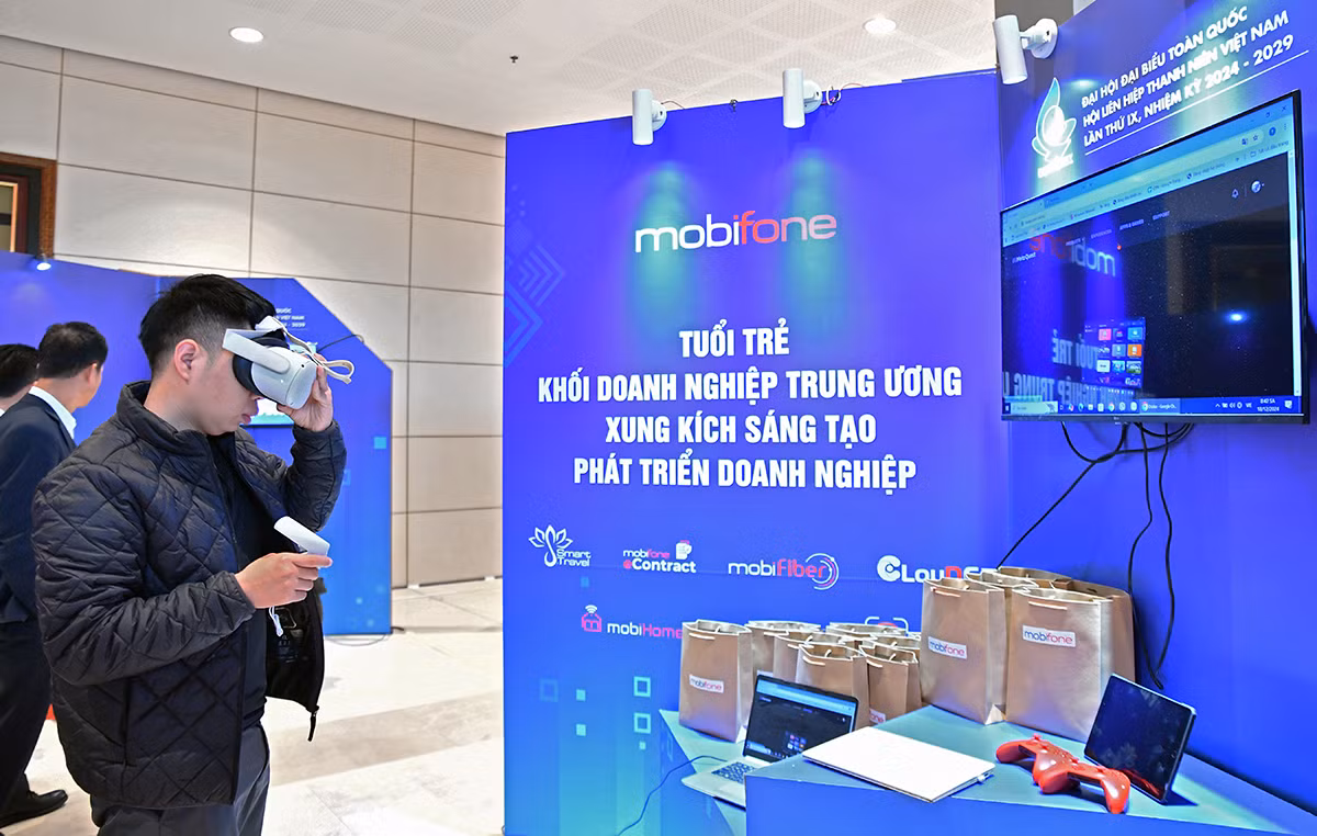 Khách tham quan hào hứng với các thiết bị công nghệ bên lề Đại hội.