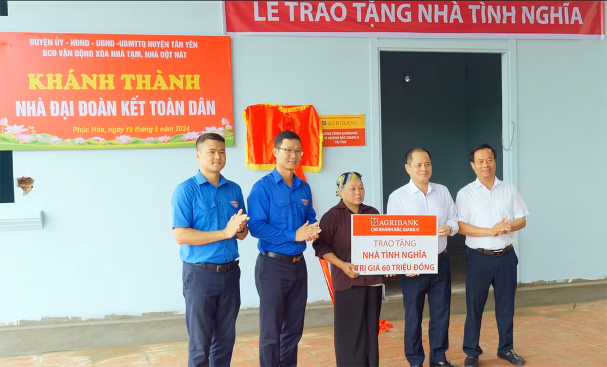 Đại diện Tỉnh đoàn Bắc Giang trao "Nhà tình nghĩa" tặng người dân hoàn cảnh khó khăn.