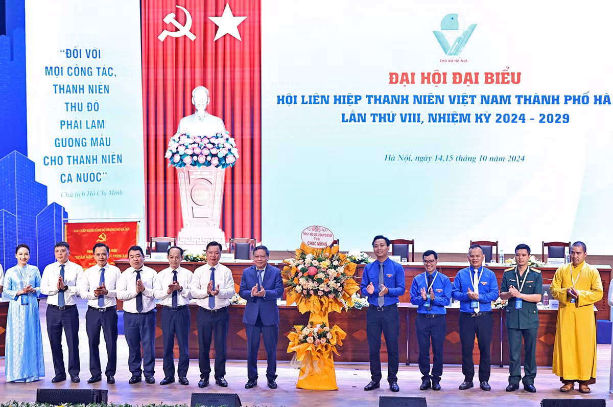 Đại diện lãnh đạo thành phố Hà Nội trao hoa tặng Đại hội. Đại diện lãnh đạo thành phố Hà Nội trao hoa tặng Đại hội.