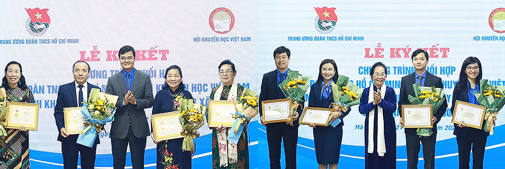Các đồng chí Nguyễn Thị Doan, Bùi Quang Huy (ở giữa trong mỗi ảnh) trao Kỷ niệm chương "Vì sự nghiệp khuyến học", "Vì thế hệ trẻ" tặng các cá nhân tiêu biểu.