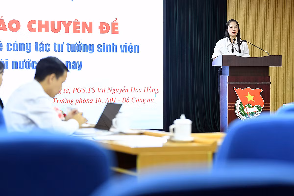 Thượng tá, Phó Giáo sư, Tiến sĩ Vũ Nguyễn Hoa Hồng (Bộ Công an) trình bày báo cáo chuyên đề tại chương trình. Thượng tá, Phó Giáo sư, Tiến sĩ Vũ Nguyễn Hoa Hồng (Bộ Công an) trình bày báo cáo chuyên đề tại chương trình.
