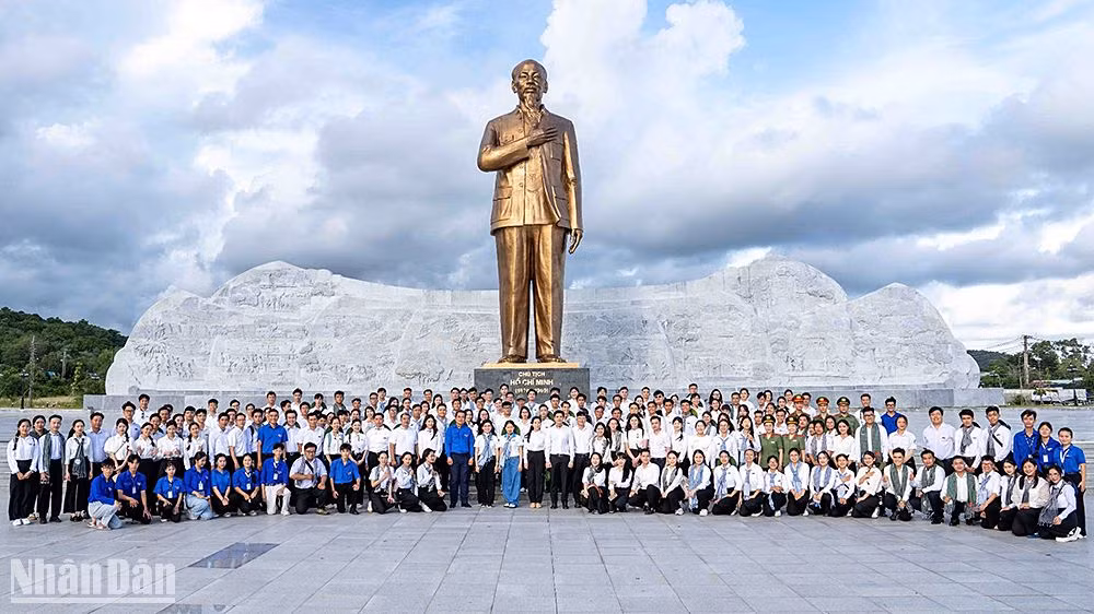 Đoàn đại biểu Hành trình "Sinh viên với biển, đảo Tổ quốc" năm 2024 dâng hương, hoa tại Tượng đài Chủ tịch Hồ Chí Minh tại thành phố Phú Quốc trước khi lên đường.