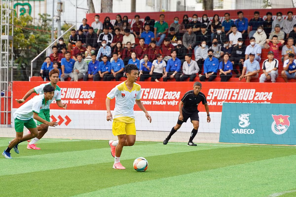Các đội bóng đến từ nhiều địa phương tranh tài môn bóng đá trong khuôn khổ chương trình Sports Hub. Các đội bóng đến từ nhiều địa phương tranh tài môn bóng đá trong khuôn khổ chương trình Sports Hub.