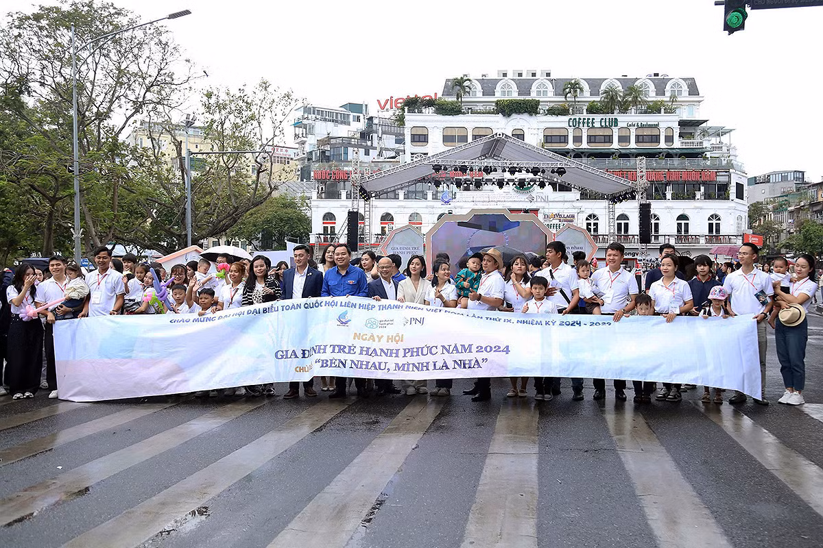 Các "Gia đình trẻ hạnh phúc" năm 2024 cùng đại biểu Ngày hội đi bộ tuyên truyền gắn kết gia đình tại quảng trường Đông Kinh Nghĩa Thục. Các "Gia đình trẻ hạnh phúc" năm 2024 cùng đại biểu Ngày hội đi bộ tuyên truyền gắn kết gia đình tại quảng trường Đông Kinh Nghĩa Thục.