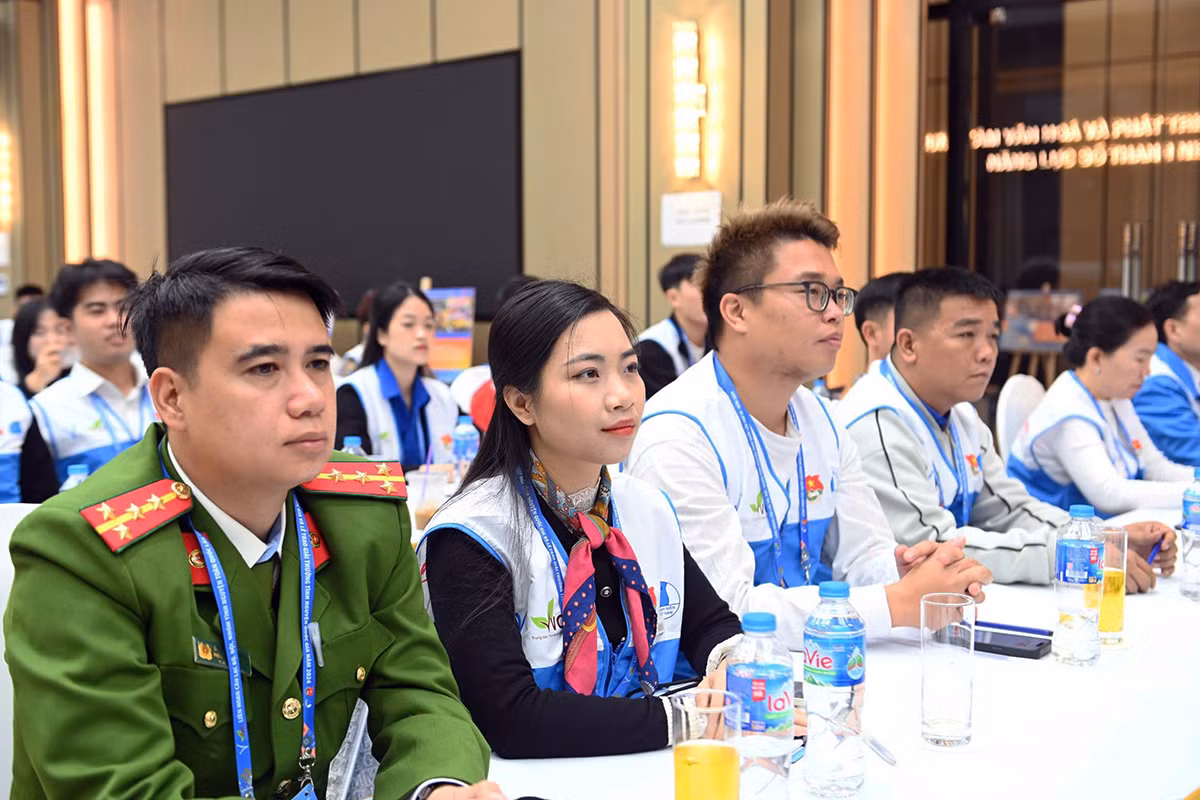 Đại diện các câu lạc bộ, đội, nhóm tình nguyện tiêu biểu dự Liên hoan. Đại diện các câu lạc bộ, đội, nhóm tình nguyện tiêu biểu dự Liên hoan.