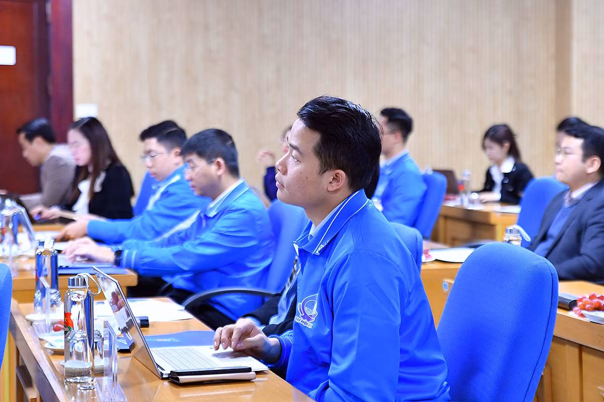 Các đại biểu theo dõi những chuyên đề của Hội nghị tại đầu cầu thành phố Hà Nội. Các đại biểu theo dõi những chuyên đề của Hội nghị tại đầu cầu thành phố Hà Nội.