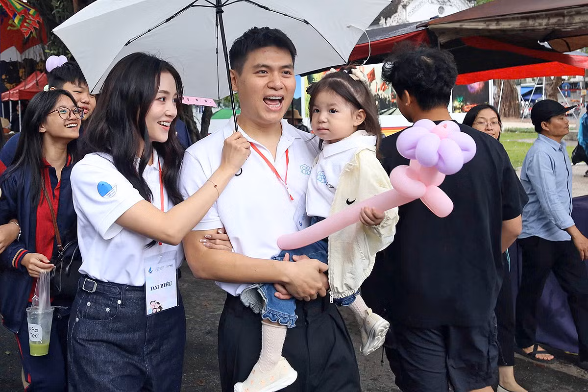 Pamela Hải Đường cùng bố mẹ tại Ngày hội. Pamela Hải Đường cùng bố mẹ tại Ngày hội.