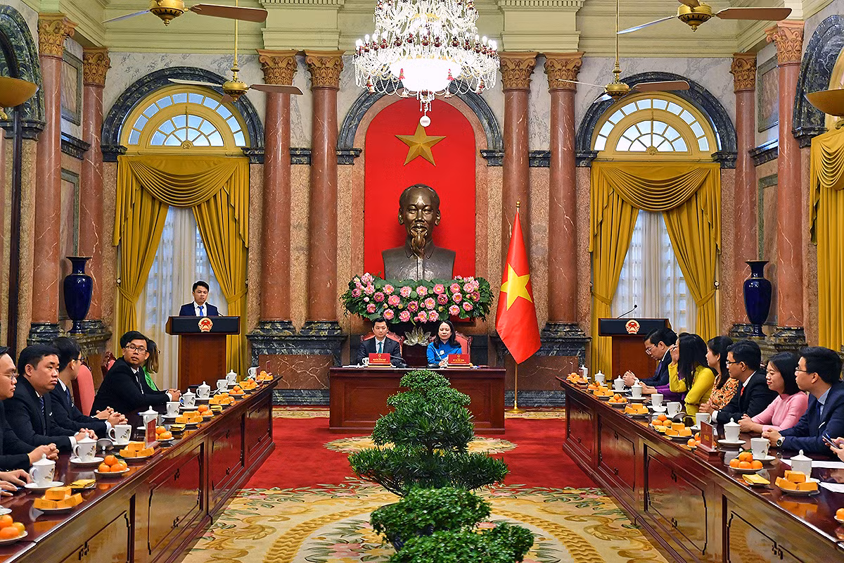 Các nhà khoa học trẻ giành Giải thưởng chia sẻ tâm tư, nguyện vọng tại buổi gặp mặt.