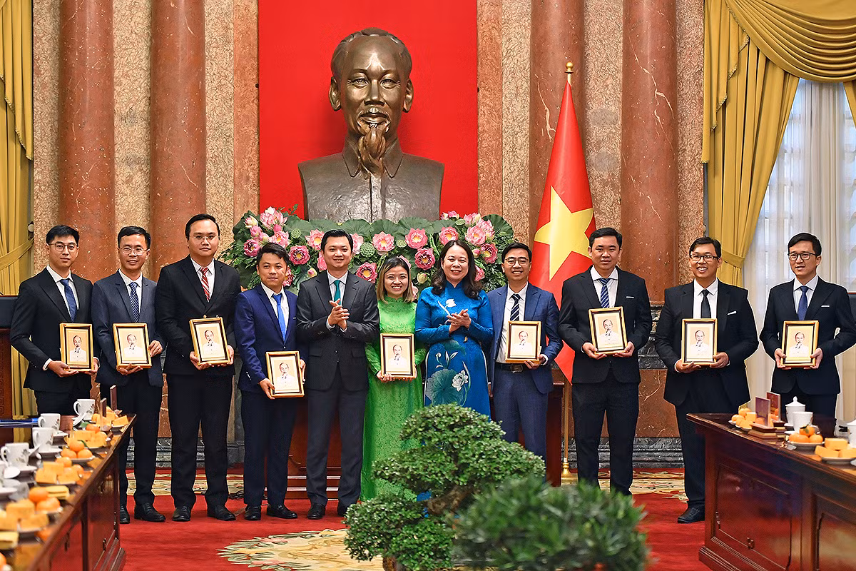 Phó Chủ tịch nước Võ Thị Ánh Xuân trao quà tặng 9 nhà khoa học trẻ xuất sắc giành Giải thưởng.