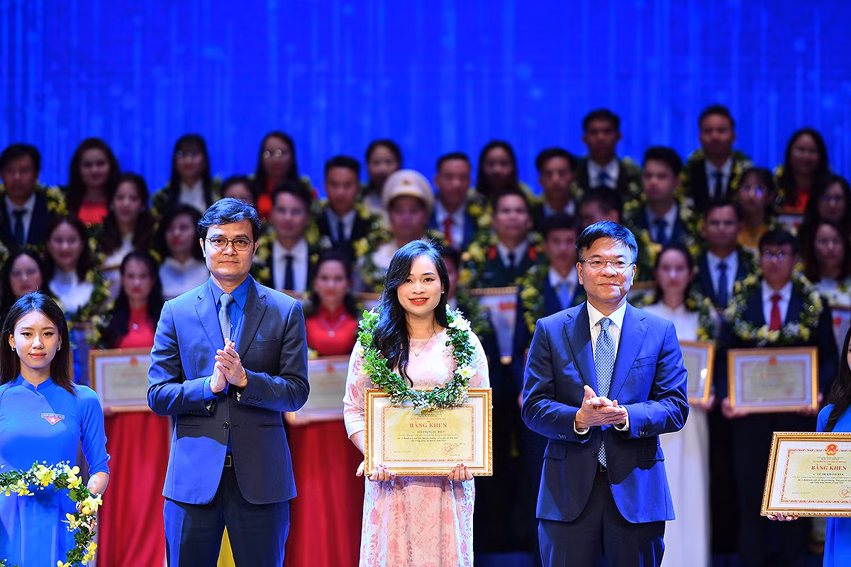 Phó Thủ tướng Lê Thành Long và Bí thư Thứ nhất Trung ương Đoàn Bùi Quang Huy trao Bằng khen tặng các "Nhà giáo trẻ tiêu biểu" cấp Trung ương năm 2024.