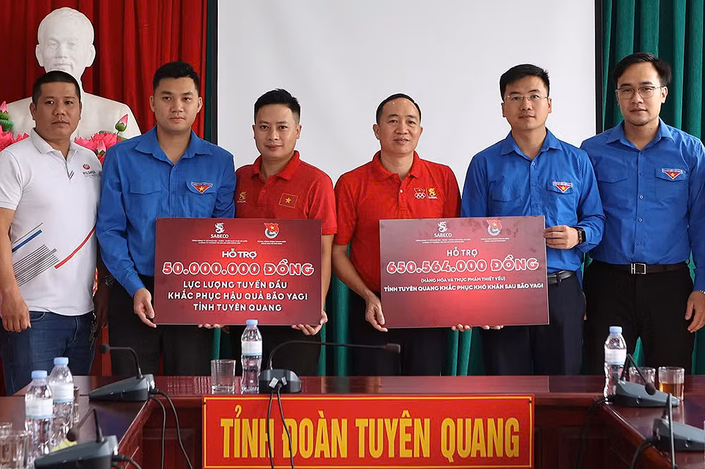 Đại diện Tỉnh đoàn Tuyên Quang nhận tiếp nhận nguồn lực hỗ trợ.