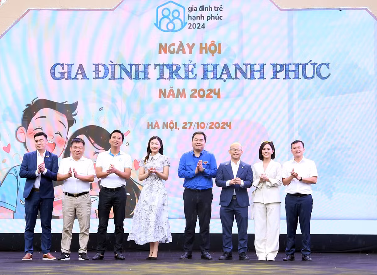 Đại diện Trung ương Hội Liên hiệp Thanh niên Việt Nam và các đơn vị liên quan thực hiện nghi thức khai mạc Ngày hội "Gia đình trẻ hạnh phúc". Đại diện Trung ương Hội Liên hiệp Thanh niên Việt Nam và các đơn vị liên quan thực hiện nghi thức khai mạc Ngày hội "Gia đình trẻ hạnh phúc".