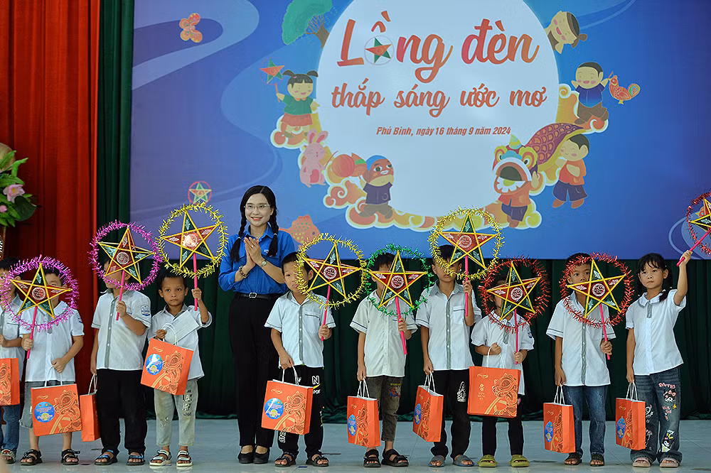 Niềm vui của các em nhỏ khi được nhận quà Trung thu sau thiên tai tại chương trình "Lồng đèn thắp sáng ước mơ".