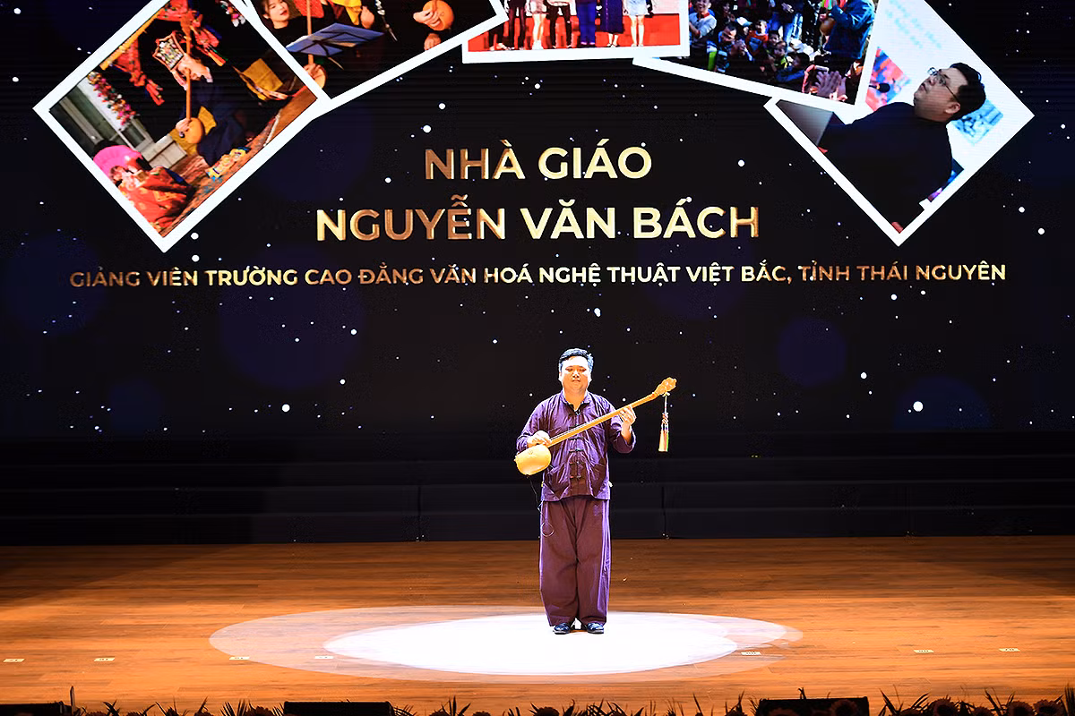 Thầy giáo Nguyễn Văn Bách với màn trình diễn hát then tại buổi lễ.