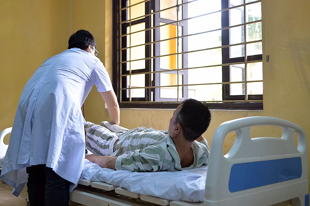 Các bác sĩ cẩn thận thăm khám cho các phạm nhân cao tuổi.