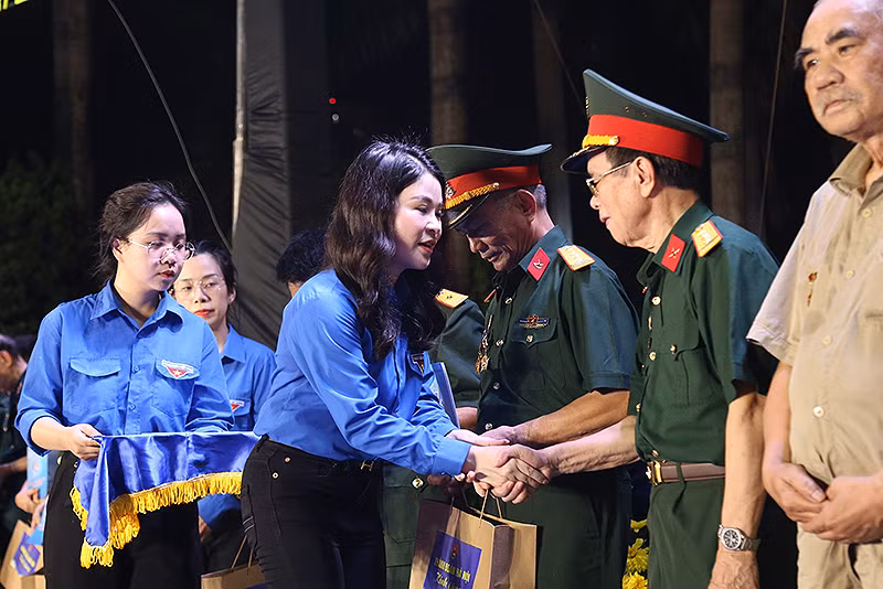 Bí thư Thành đoàn Chu Hồng Minh trao quà tặng các thương bệnh binh, người có công. Bí thư Thành đoàn Chu Hồng Minh trao quà tặng các thương bệnh binh, người có công.