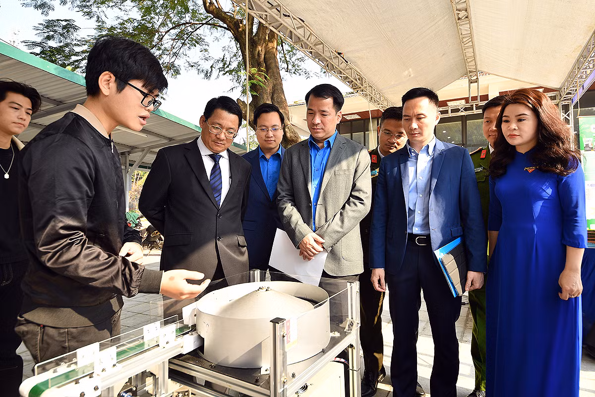 Đại diện các bộ, ban, ngành, đoàn thể tham quan những sản phẩm sáng tạo của Liên hoan. Đại diện các bộ, ban, ngành, đoàn thể tham quan những sản phẩm sáng tạo của Liên hoan.