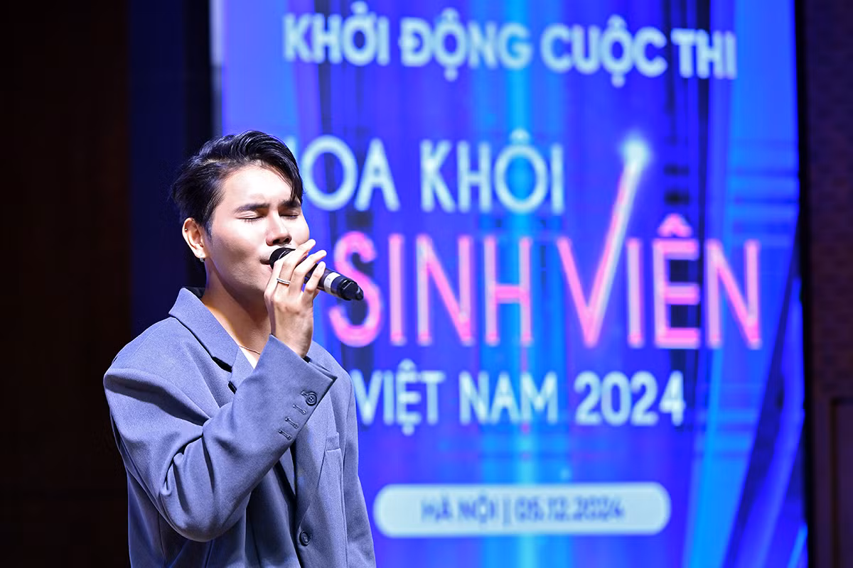 Á quân Vietnam Idol 2023 Lâm Phúc khuấy động bầu không khí buổi lễ với các ca khúc về tuổi trẻ.