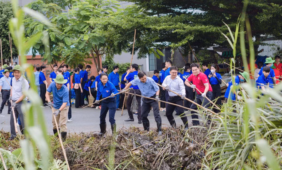 Đại diện Thành đoàn Thành phố Hồ Chí Minh và các đơn vị liên quan tổ chức vệ sinh kênh, rạch trên địa bàn.