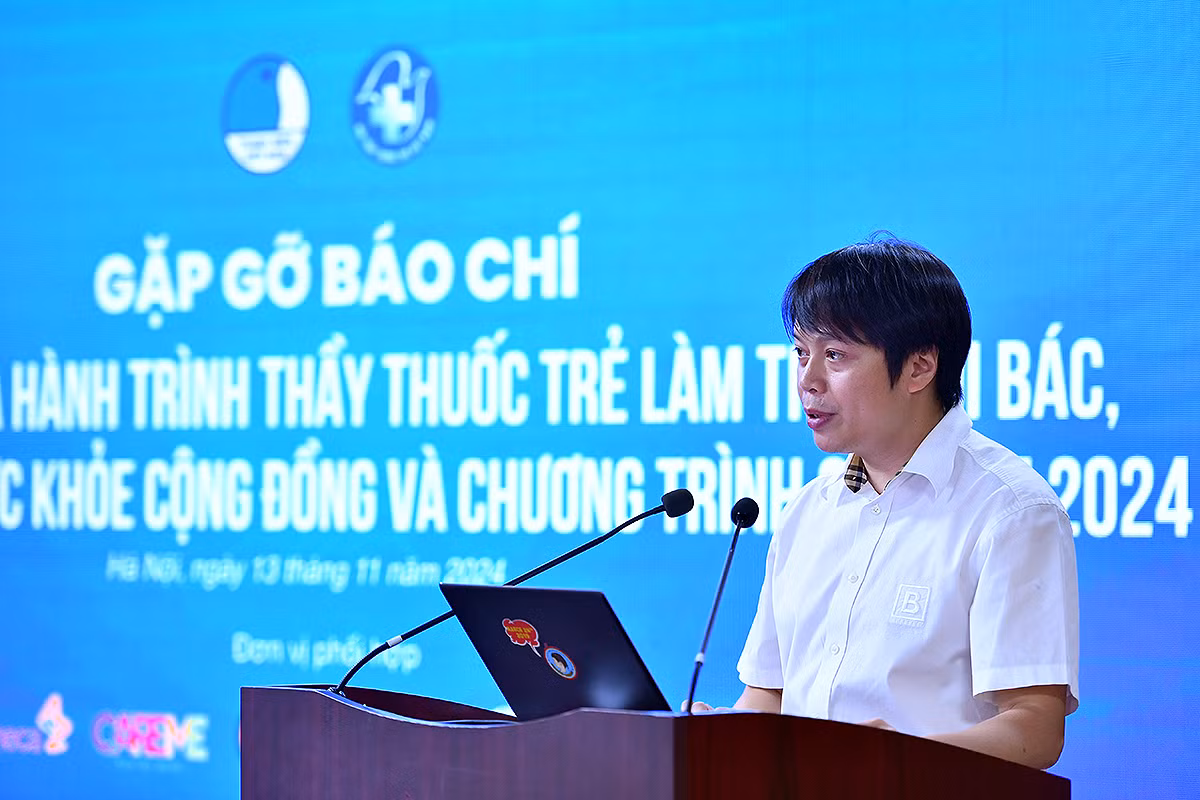 Phó Chủ tịch, Tổng Thư ký Hội Thầy thuốc trẻ Việt Nam Nguyễn Hữu Tú báo cáo tổng kết Hành trình. Phó Chủ tịch, Tổng Thư ký Hội Thầy thuốc trẻ Việt Nam Nguyễn Hữu Tú báo cáo tổng kết Hành trình.