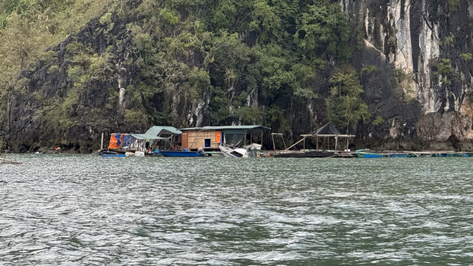 Các lực lượng chức năng đang tổ chức tìm kiếm tại các đảo trên địa bàn huyện Vân Đồn. Ảnh: CTV