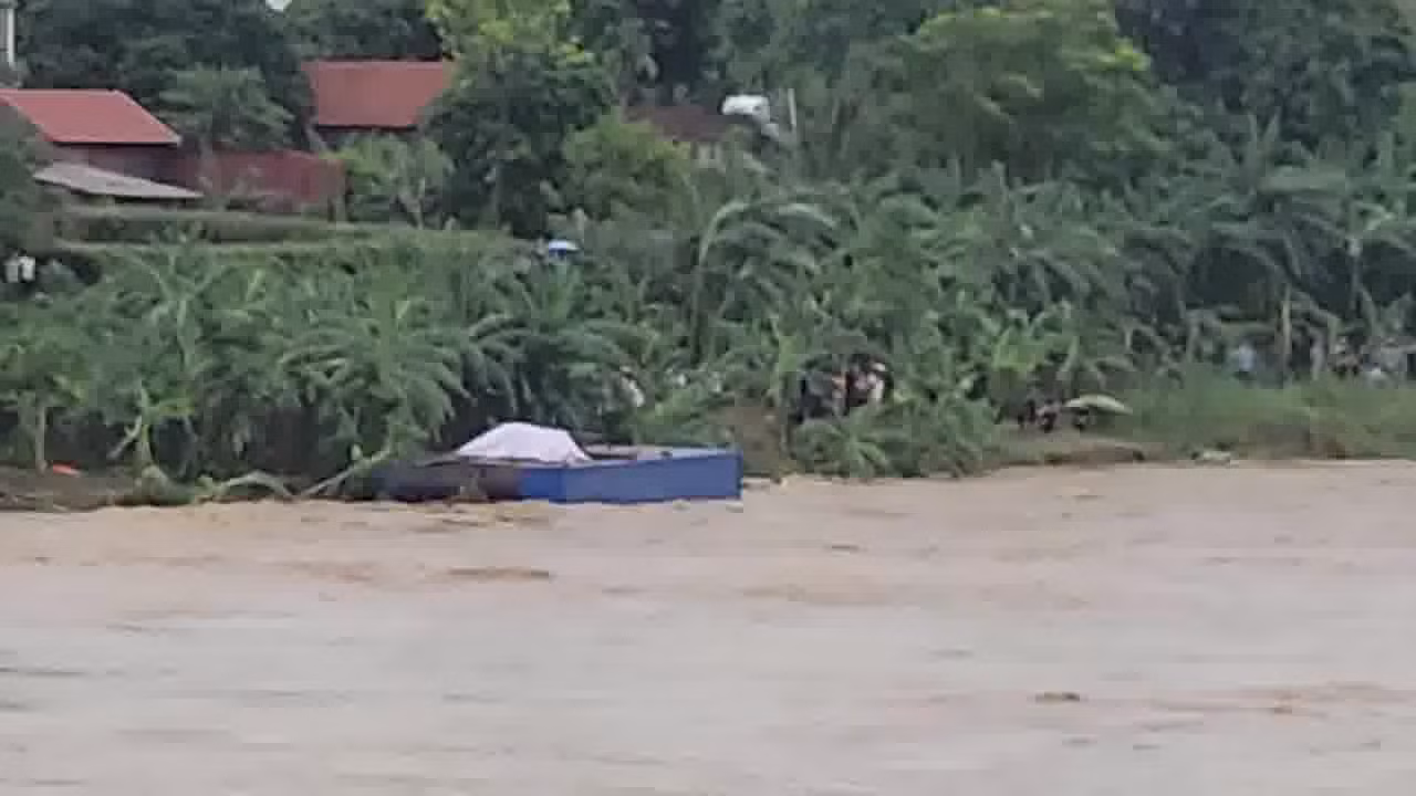 Hai chiếc cano đã được bố trí sẵn 2 bờ sông, tuy nhiên do nước vẫn chảy siết nên chưa thể tiến hành cứu hộ. Hai chiếc cano đã được bố trí sẵn 2 bờ sông, tuy nhiên do nước vẫn chảy siết nên chưa thể tiến hành cứu hộ.