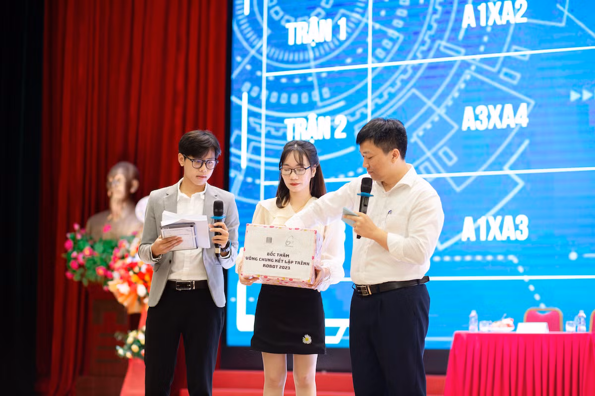 TS Nguyễn Trung Hiếu, Phó Trưởng khoa Kỹ thuật điện tử, Trưởng ban tổ chức cuộc thi bốc thăm chia các đội vào hai bảng đấu