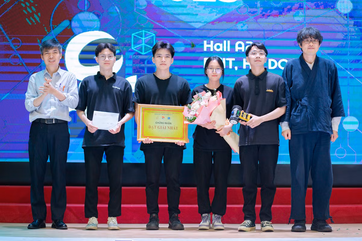 TS Nguyễn Ngọc Minh, Trưởng khoa Kỹ thuật điện tử Học viện Công nghệ Bưu chính Viễn thông (bên trái ảnh) và GS Kou Yamada, Đại học Gunma (Nhật Bản)(bên phải ảnh) trao giải cho đội về Nhất