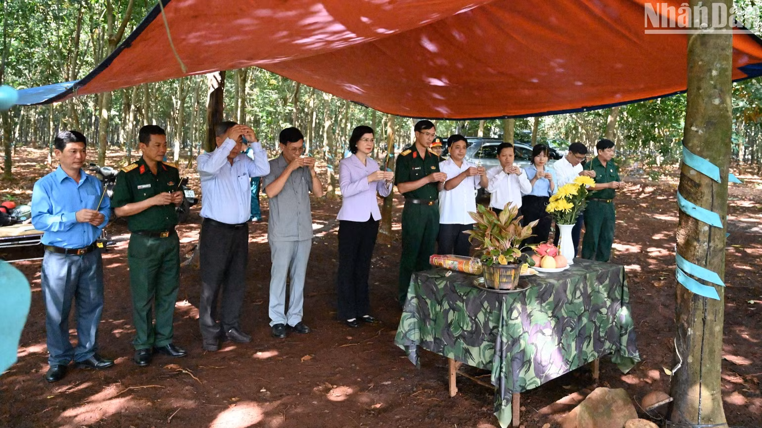 Lãnh đạo tỉnh Bình Phước thắp hương tại khu vực tìm kiếm hài cốt liệt sĩ. Lãnh đạo tỉnh Bình Phước thắp hương tại khu vực tìm kiếm hài cốt liệt sĩ.