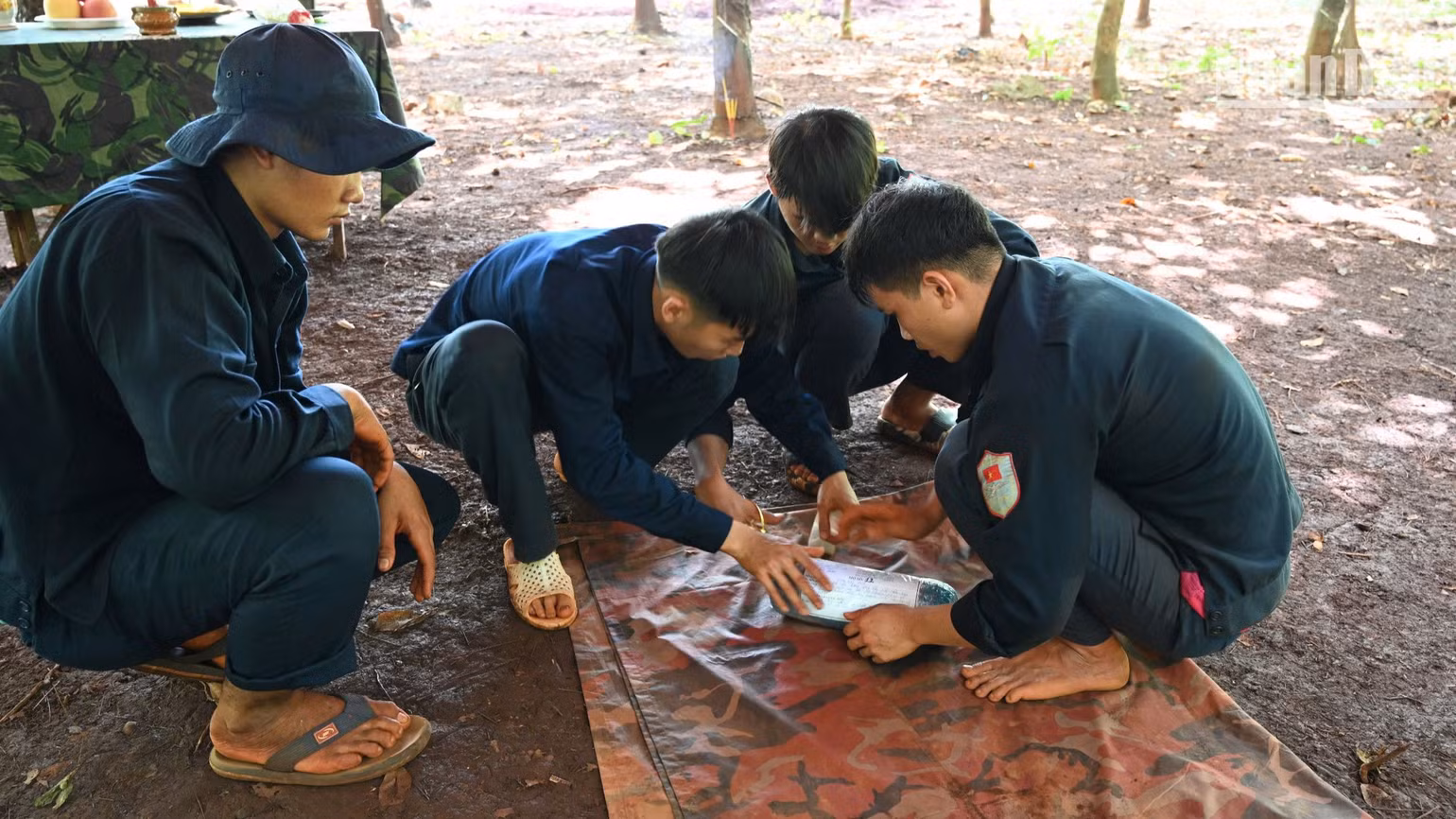 Các chiến sĩ Đội k72 thực hiện nhiệm vụ tìm kiếm hài cốt liệt sĩ tại huyện Lộc Ninh. Các chiến sĩ Đội k72 thực hiện nhiệm vụ tìm kiếm hài cốt liệt sĩ tại huyện Lộc Ninh.