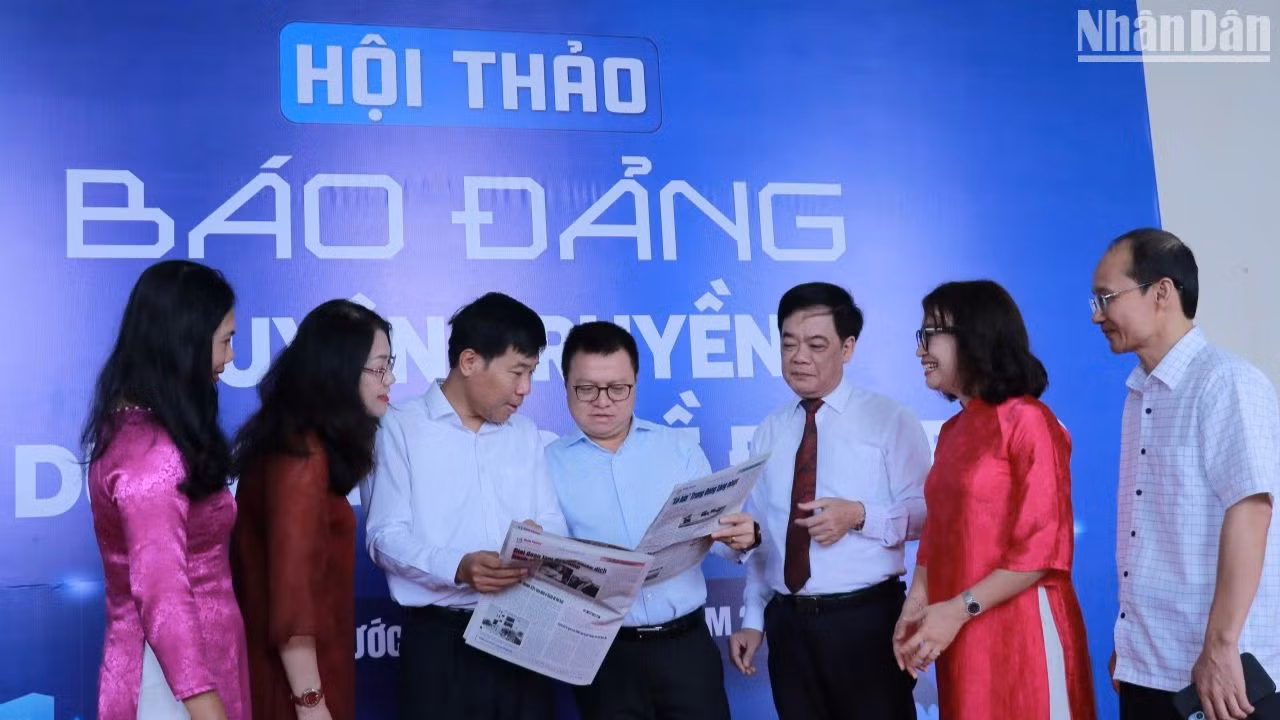Các đại biểu trao đổi bên lề hội thảo. Các đại biểu trao đổi bên lề hội thảo.