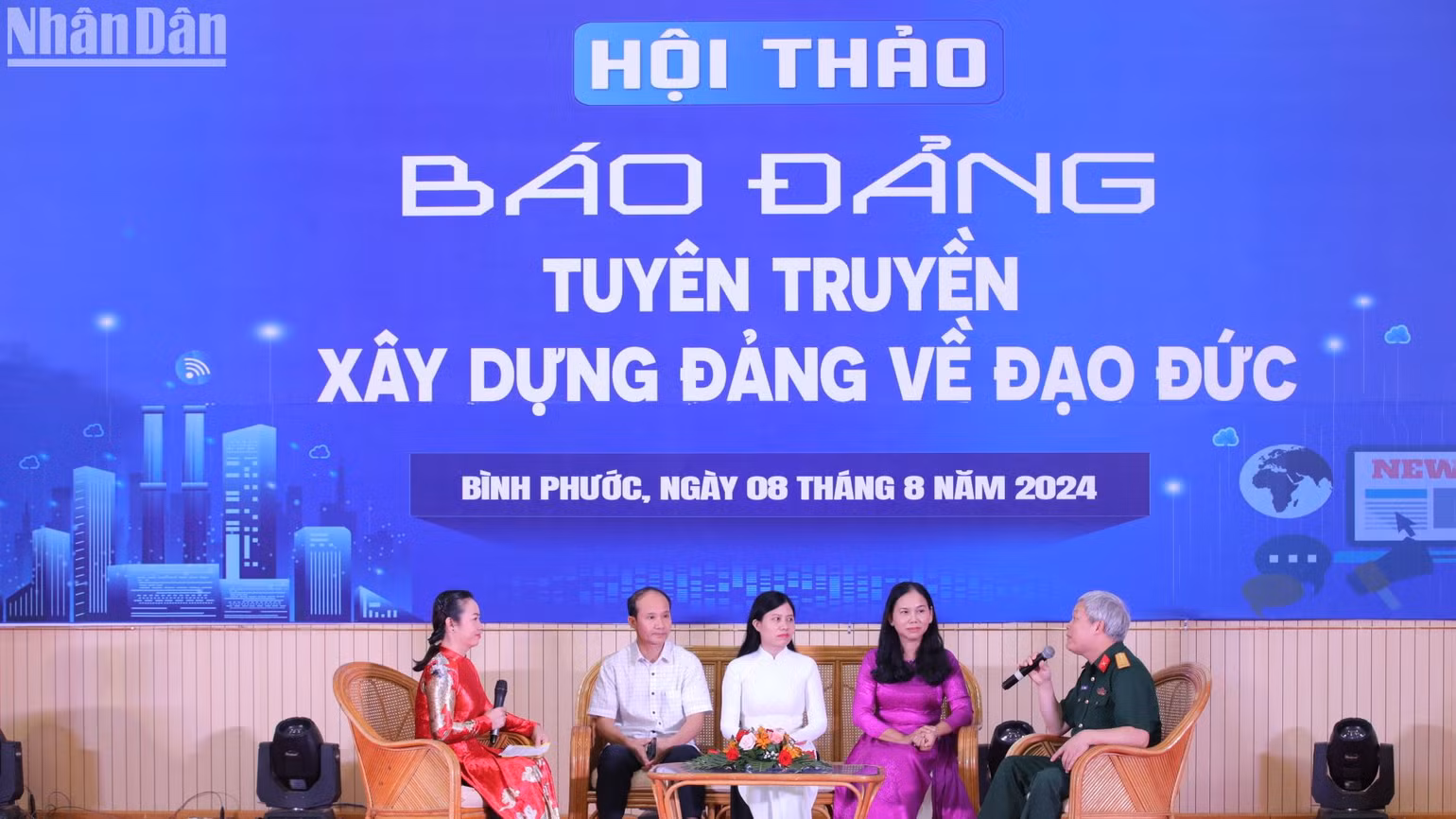 Các đại biểu cùng tọa đàm tại hội thảo. Các đại biểu cùng tọa đàm tại hội thảo.