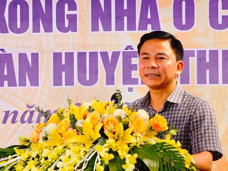 Bí thư Tỉnh ủy Thanh Hóa phát biểu tại lễ hoàn thành cấp đất, hỗ trợ xây dựng nhà ở cho hộ nghèo tại khu tái định cư ở xã Thiệu Vũ.