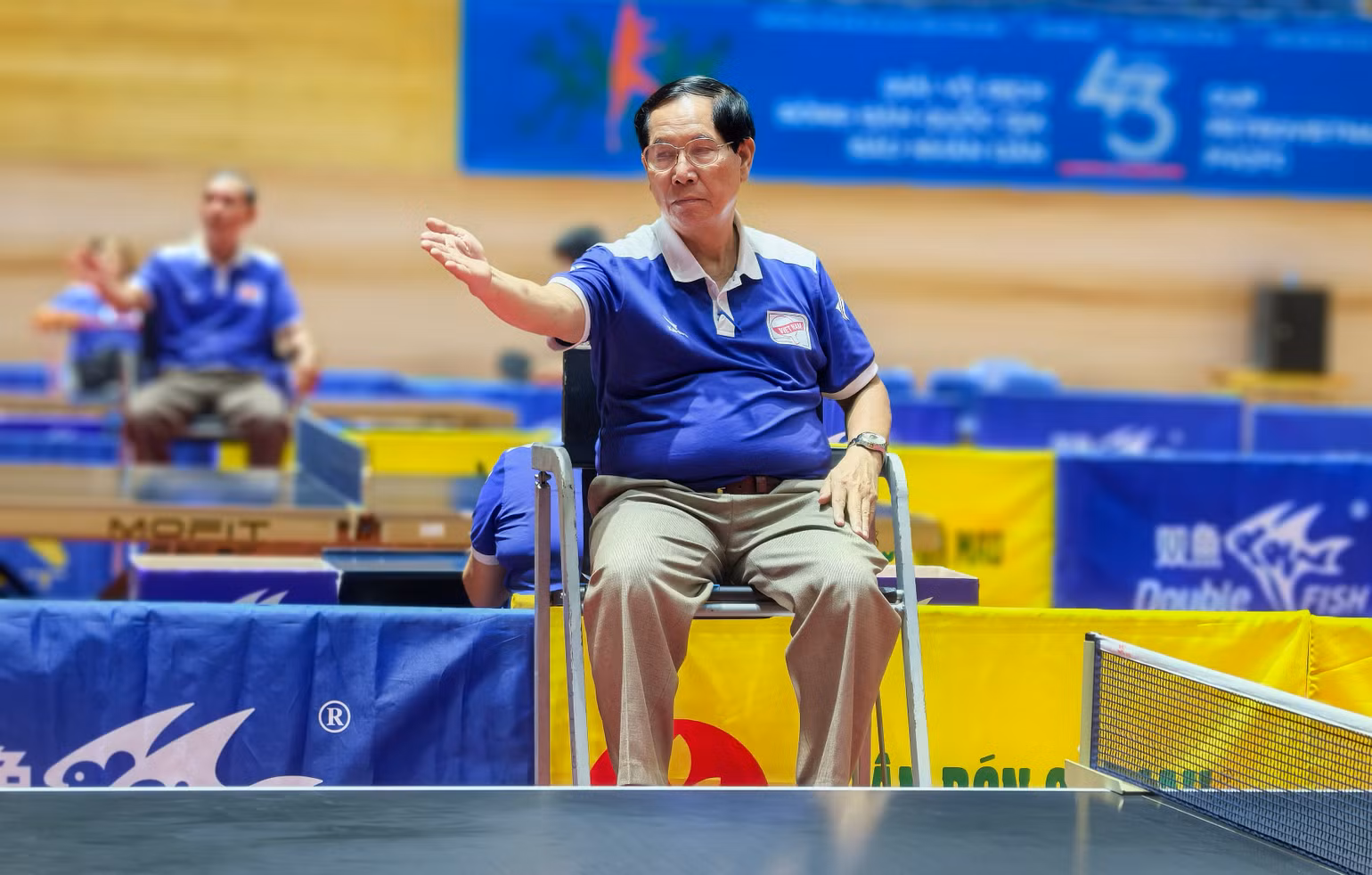 Trọng tài Đặng Hà Dương nghiêm túc điều hành các trận đấu tại Giải vô địch bóng bàn quốc gia Báo Nhân Dân lần thứ 43, khẳng định hơn 40 năm cống hiến thầm lặng. Trọng tài Đặng Hà Dương nghiêm túc điều hành các trận đấu tại Giải vô địch bóng bàn quốc gia Báo Nhân Dân lần thứ 43, khẳng định hơn 40 năm cống hiến thầm lặng.