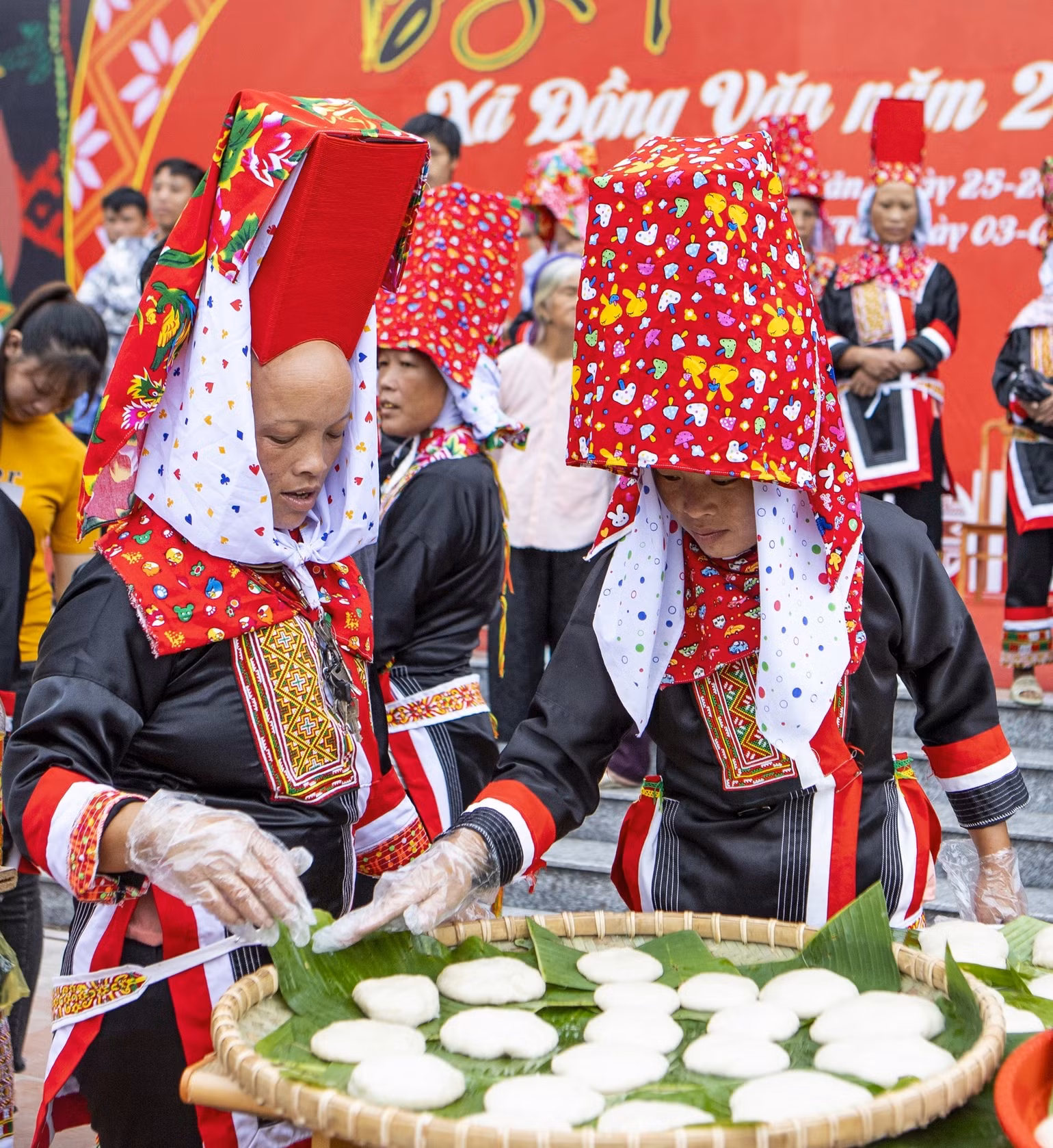Những chiếc bánh dày, biểu tượng cho sự no đủ, gắn kết trong ngày hội Kiêng gió. Những chiếc bánh dày, biểu tượng cho sự no đủ, gắn kết trong ngày hội Kiêng gió.