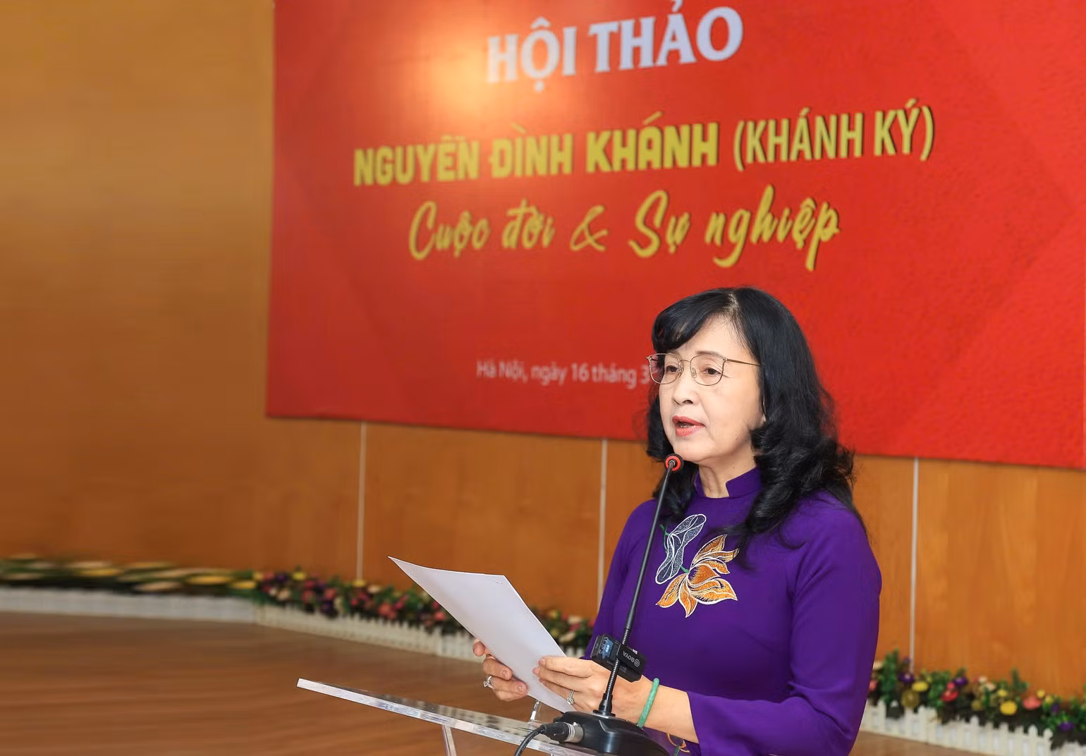 Nghệ sĩ Nhiếp ảnh Trần Thị Thu Đông, Phó Chủ tịch Liên hiệp các Hội Văn học nghệ thuật Việt Nam, Chủ tịch Hội Nghệ sĩ nhiếp ảnh Việt Nam phát biểu đề dẫn tại hội thảo. Nghệ sĩ Nhiếp ảnh Trần Thị Thu Đông, Phó Chủ tịch Liên hiệp các Hội Văn học nghệ thuật Việt Nam, Chủ tịch Hội Nghệ sĩ nhiếp ảnh Việt Nam phát biểu đề dẫn tại hội thảo.